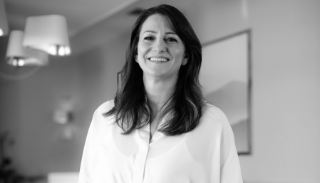 Image Femme, Sommellière Gwladys, Restaurant Le Saint Hilaire. Restaurant Gastronomique Gard