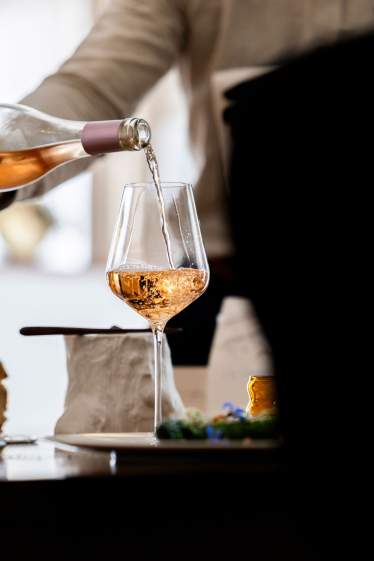 Image d'un verre à vin. Restaurant Le Saint Hilaire, Restaurant Gastronomique Gard
