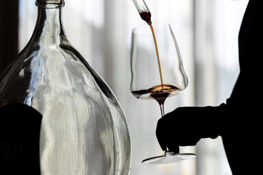 Image de verre à vin en train d'être rempli. Restaurant Le Saint Hilaire, Restaurant Gastronomique Gard