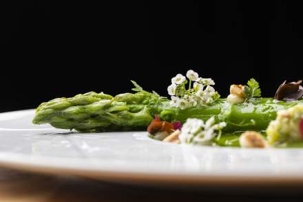 Image plat légumes vert et fleurs, Restaurant Le Saint Hilaire. Restaurant Gastronomique Gard