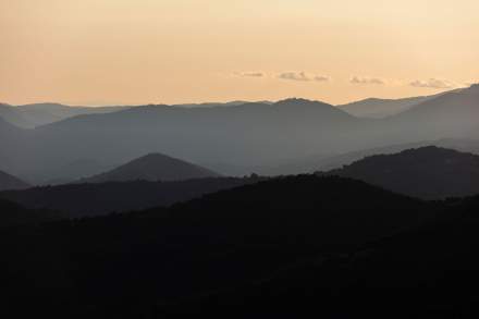 Image d'une vue splendide d'une horizon sombre et du ciel orangé. Restaurant Le Saint Hilaire, Restaurant Gastronomique Gard