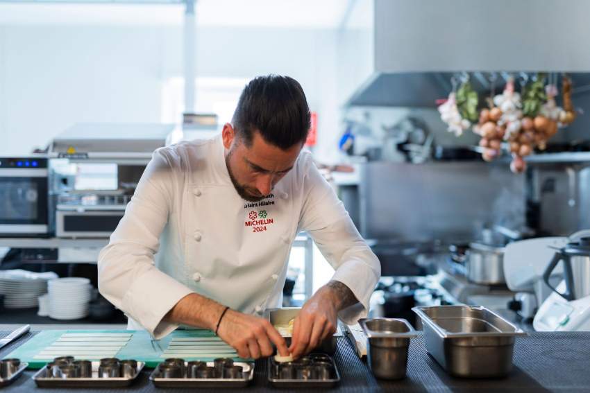 Image du chef cuisinier en train de cuisinier, Restaurant Le Saint Hilaire. Restaurant Gastronomique Gard