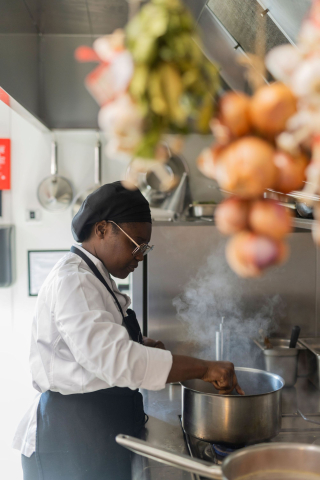 Image d'un cuisinier. Restaurant étoilé Gard, Restaurant Le Saint Hilaire