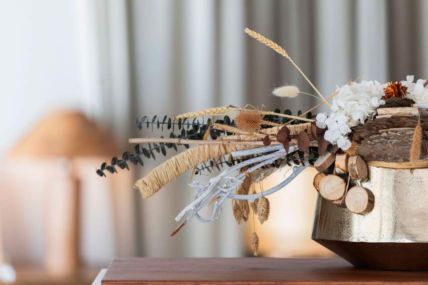 Image de plantes sécher et de bois décoratifs. Restaurant Le Saint Hilaire, Restaurant Gastronomique Gard